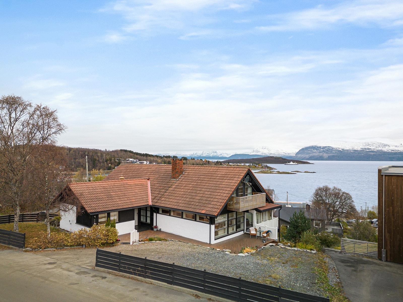 Stor gårdsplass med plass til flere biler samt egen parkering for utleie på boligens nordside Galleribilde