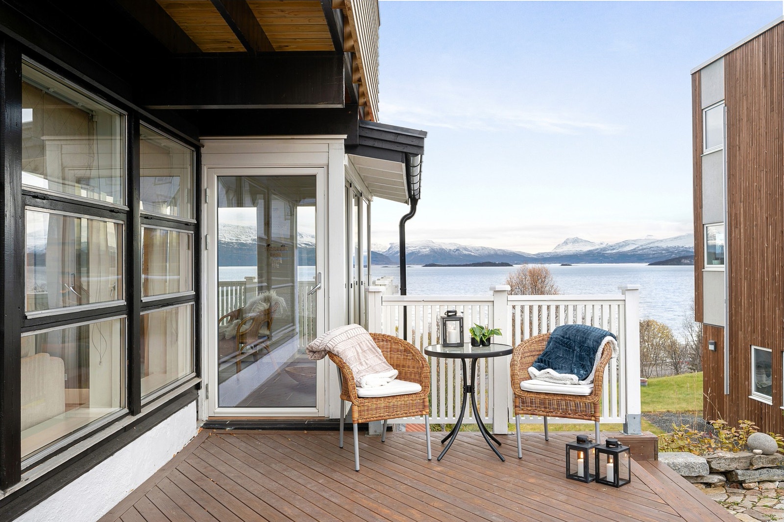 Terrasse utenfor vinterhagen med fin solgang Galleribilde
