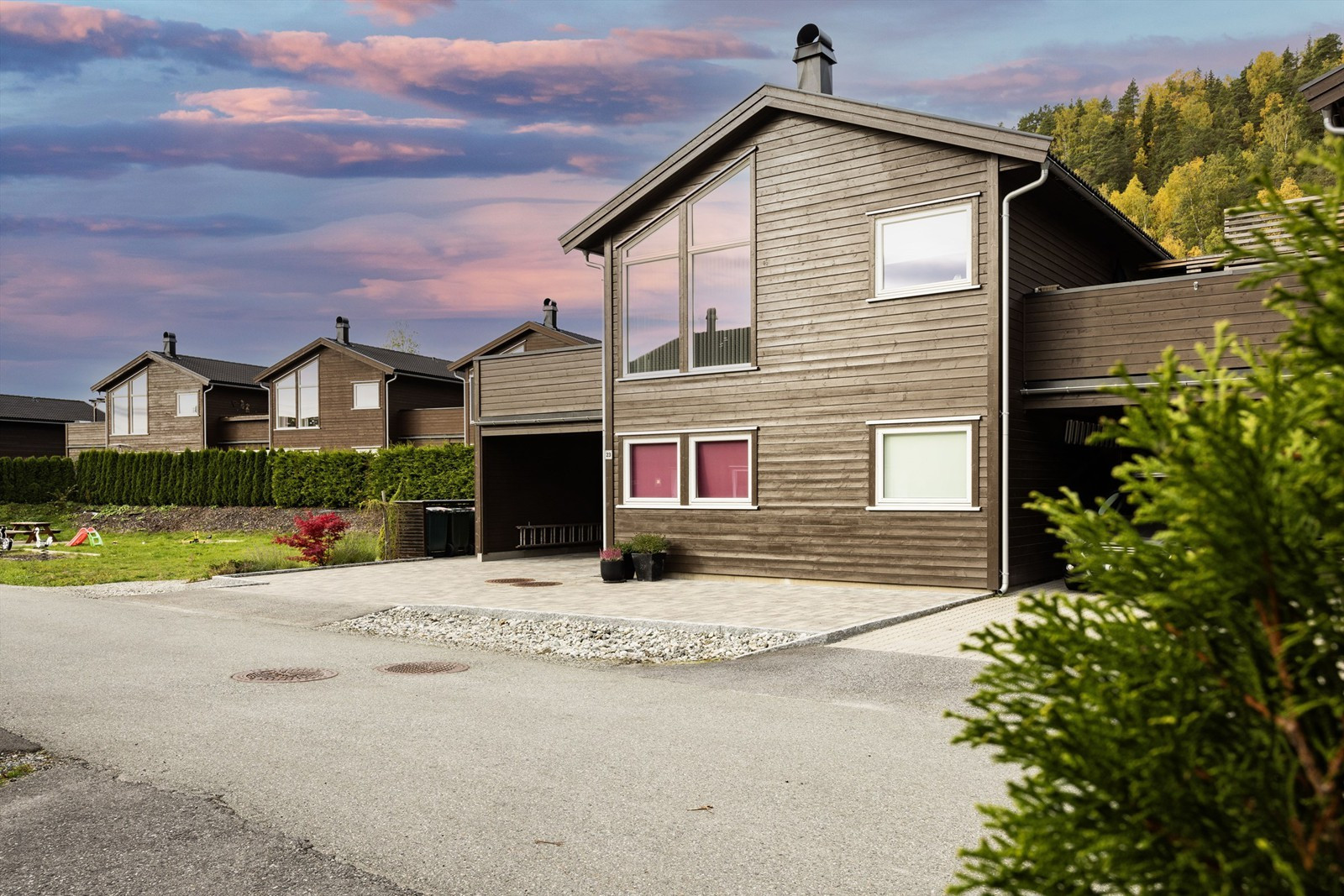 Kjedet bolig med tre soverom, carport og stor, solrik terrasse - Beliggende på enden av rekken med lekeplass like ved