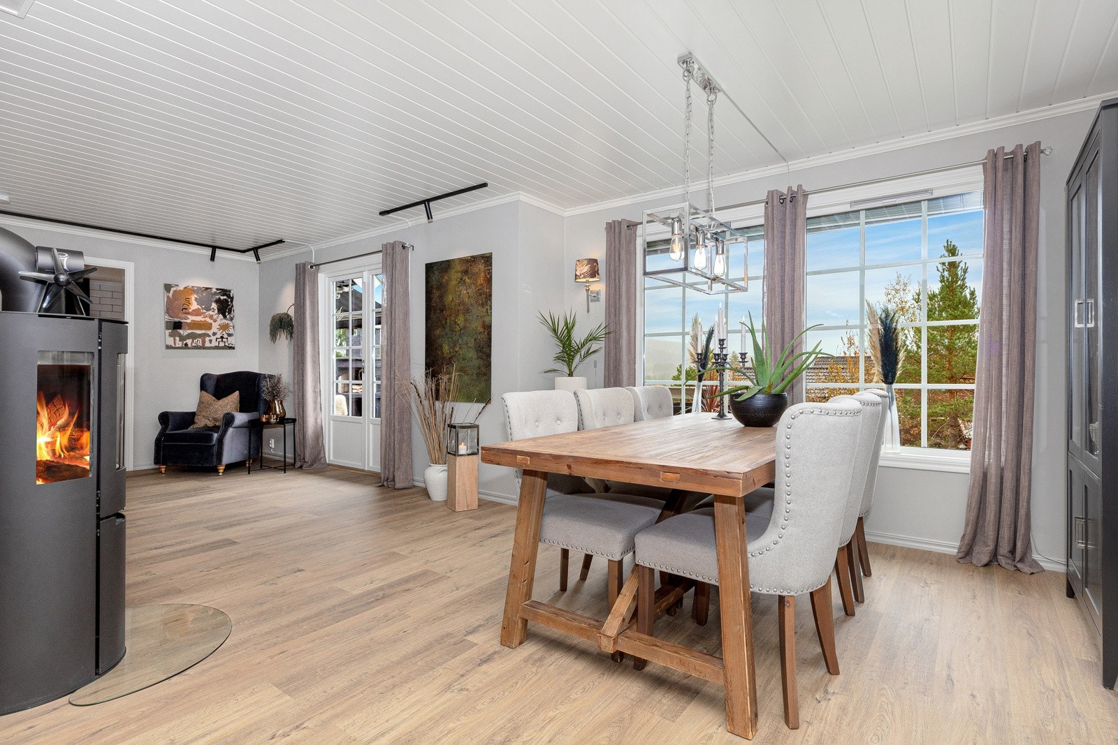 Spiesestuen er fint plassert ved de stor vindusflatene som vender mot syd. Galleribilde