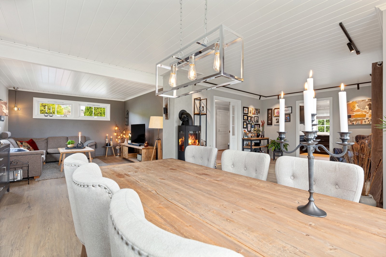 Rommet ellers har peisovn og rikelig med plass til langbord, godstol og oppbevaringsmøblement etter eget ønske og personlige stil. Galleribilde