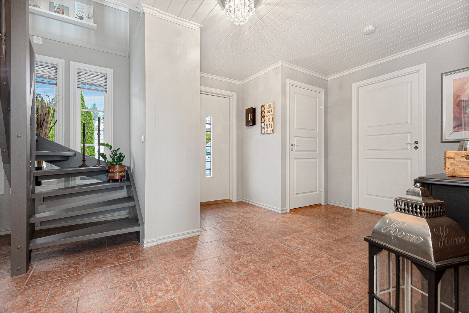 På innsiden møtes man av en særdeles romslig og familievennlig entré/hall. Rommet har brunrøde gulvfliser over gulvvarme Galleribilde