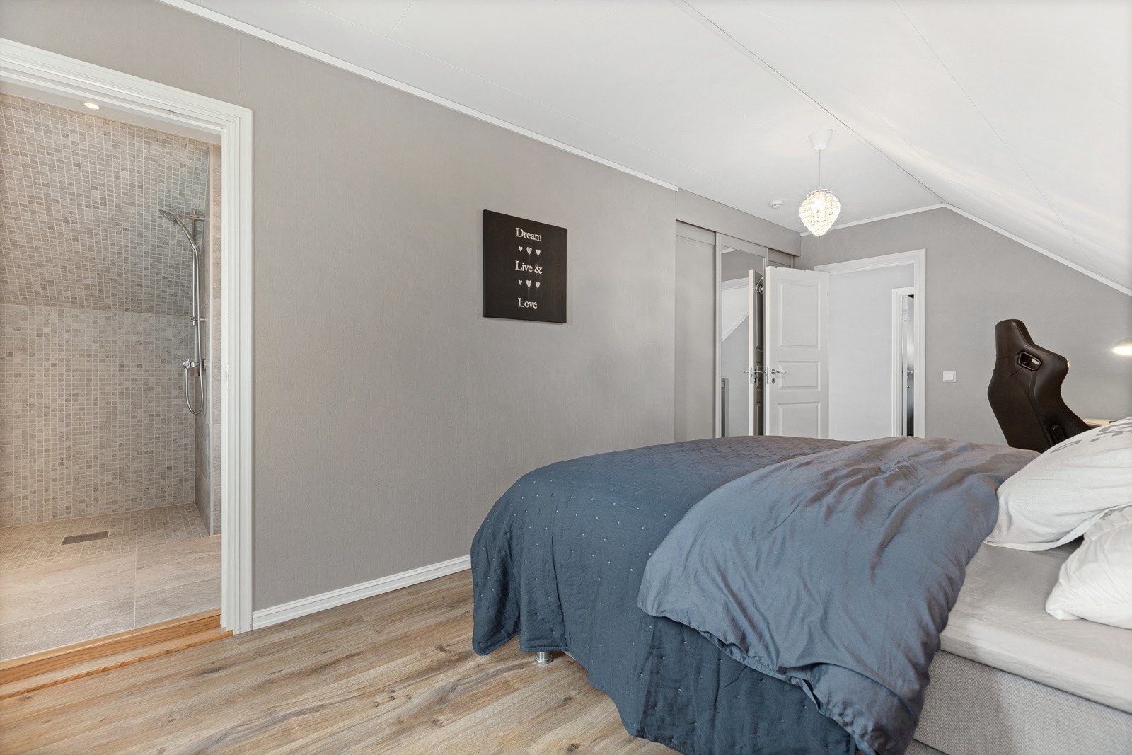 Hovedsoverommet har skyvedørsgarderobe og inngang direkte til badet. Galleribilde