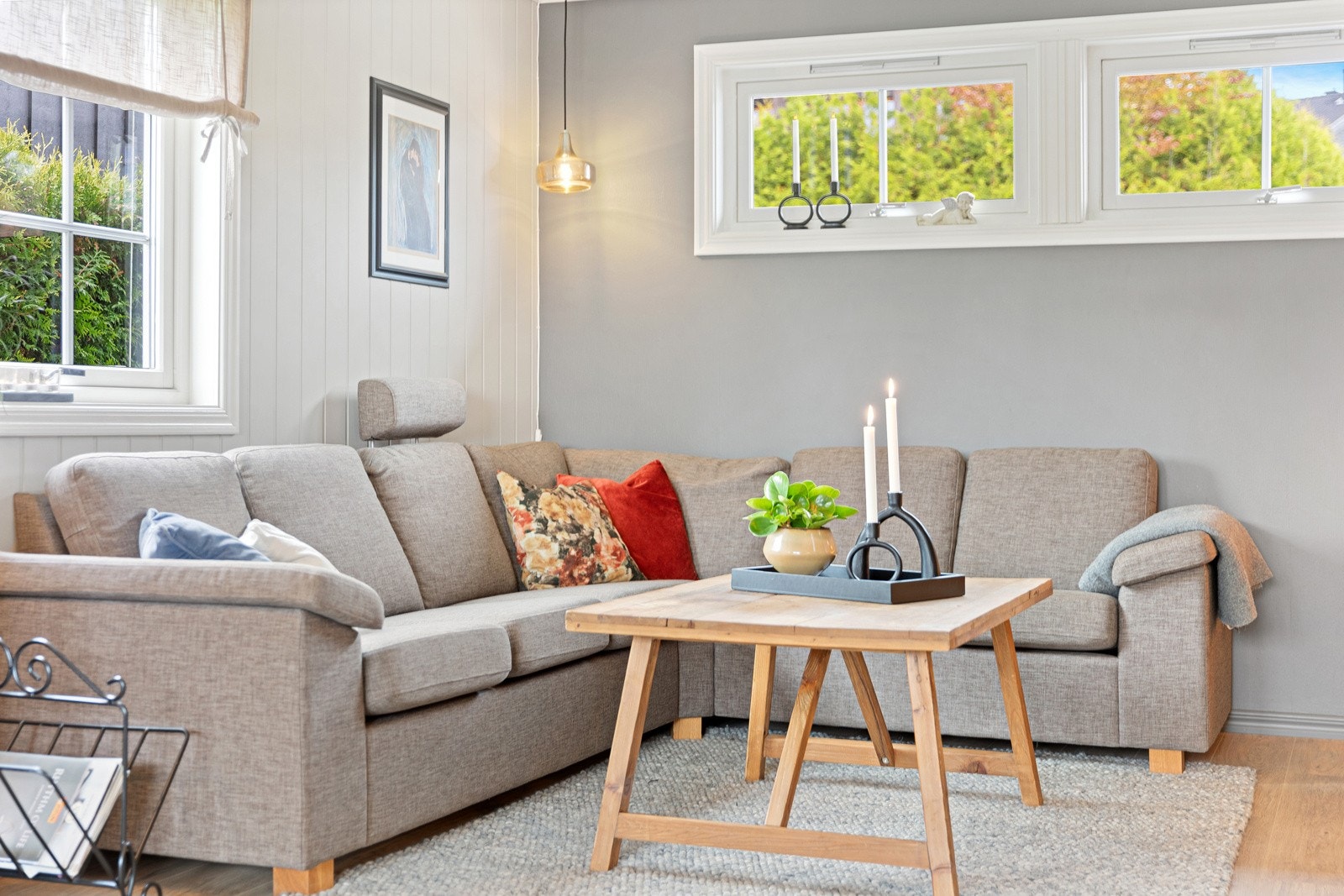 Godt lysinnslipp ved sofagruppen i stuen. Galleribilde