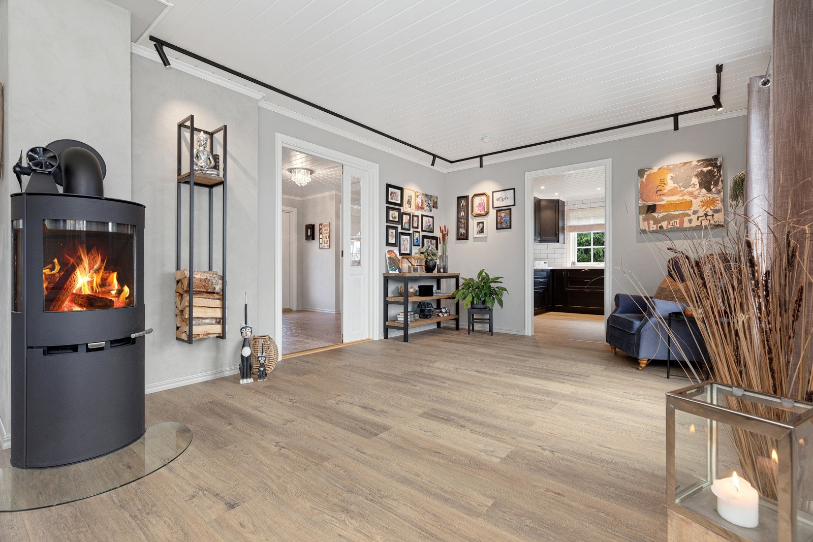 Fra hallen er det en dobbel dør med glassfelt som fører inn i en stor, tiltalende vinkelstue. Galleribilde