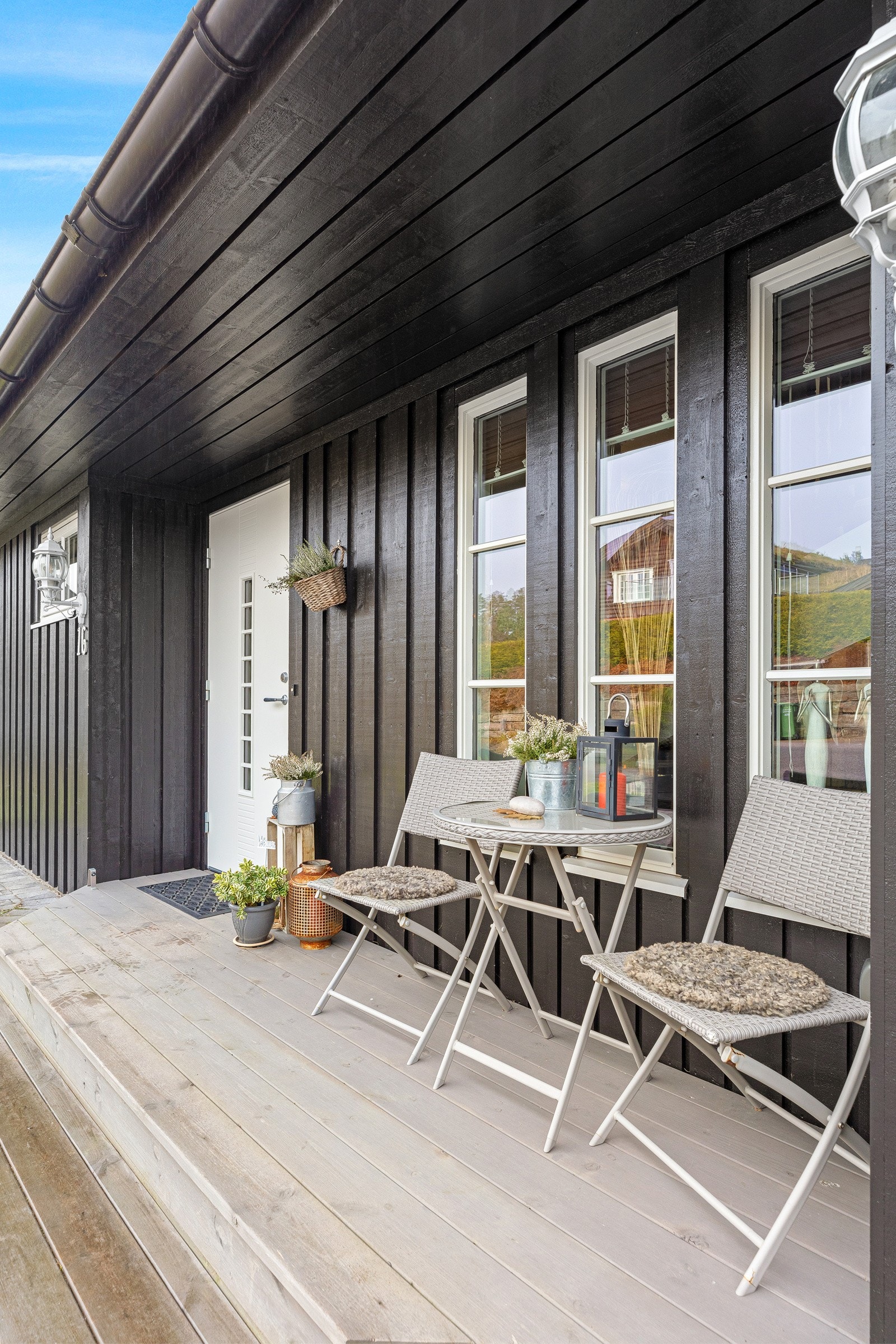 Boligen har et koselig, inntrukket inngangsparti som gjør det hyggelig å komme hjem til, eller ta imot gjester. Her er det en markterrasse i tre med plass til kafésett. Galleribilde