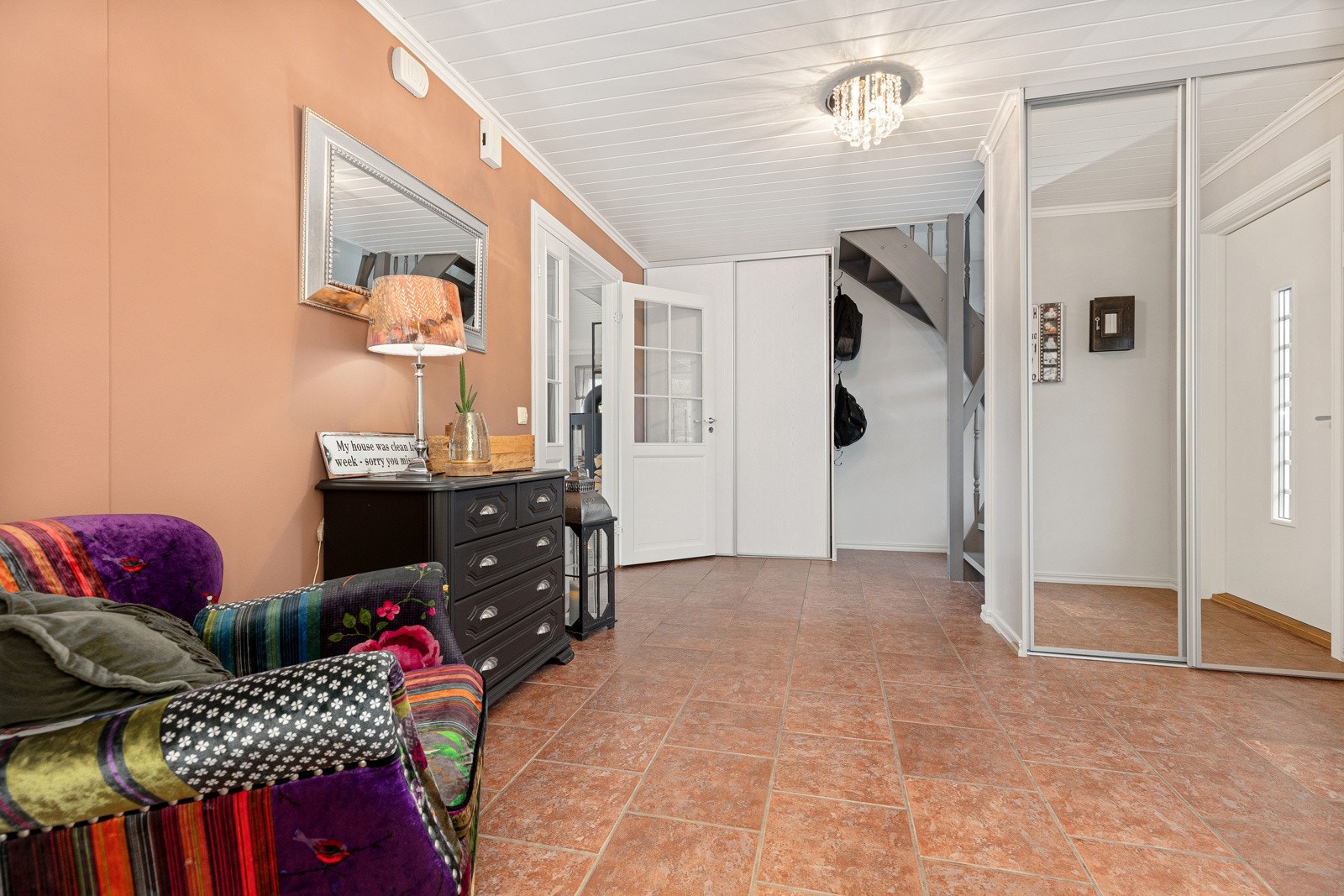 På innsiden møtes man av en særdeles romslig og familievennlig entré/hall. Rommet har brunrøde gulvfliser over gulvvarme, en fondvegg som matcher flisene og gråmalte vegger for øvrig. Galleribilde
