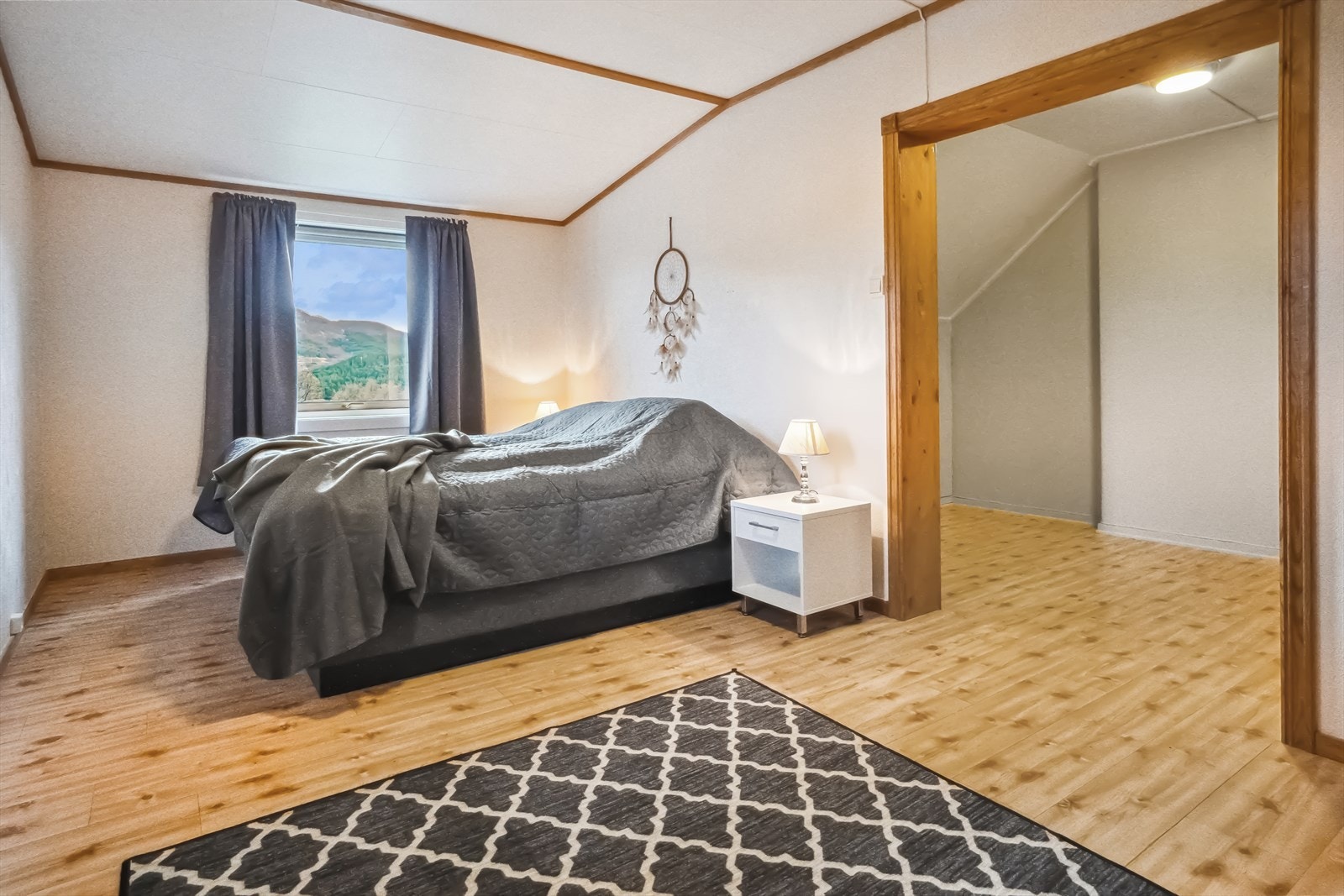 Soverom med stort walk in Galleribilde