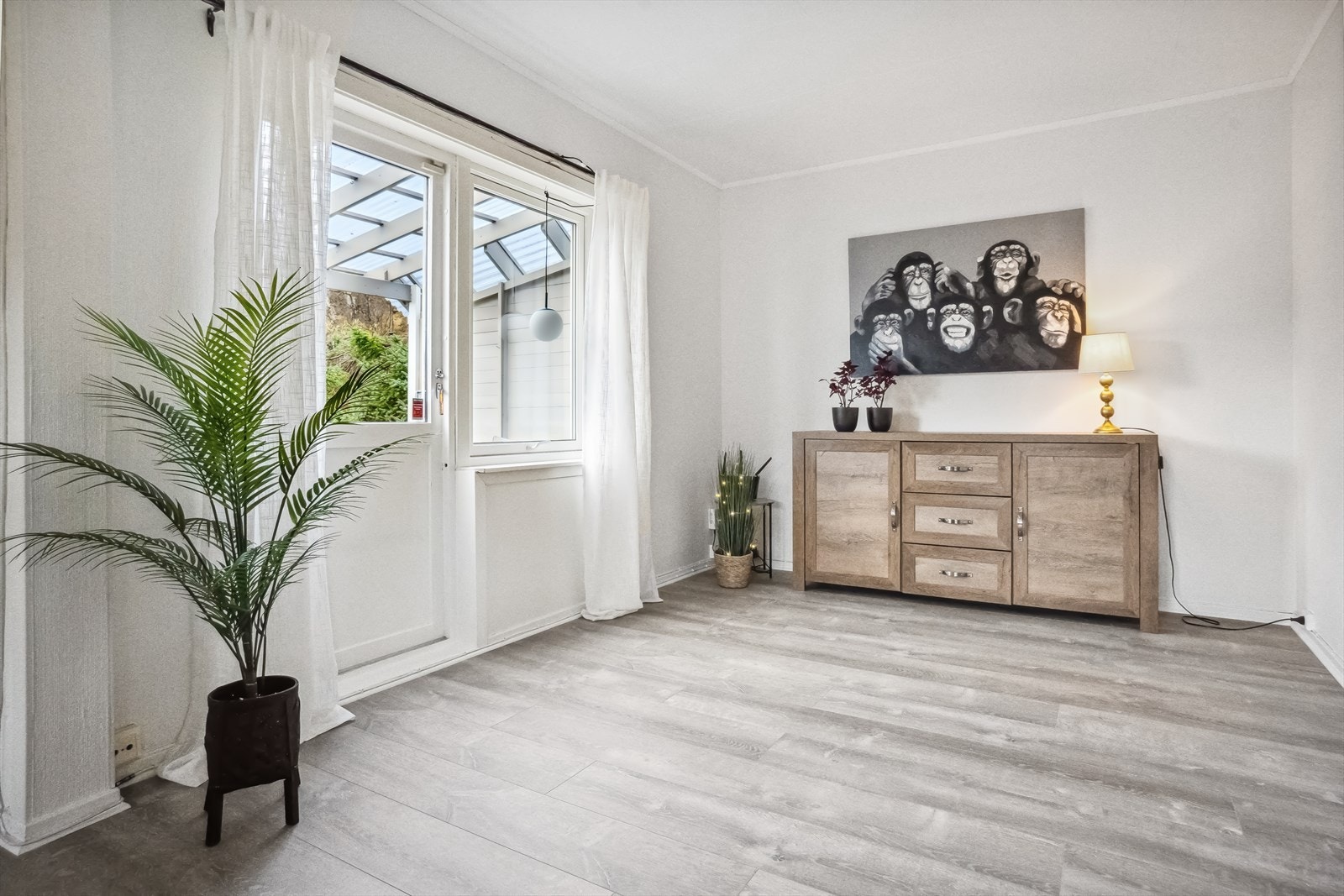 Utgang til balkong/ terrasse fra stuen Galleribilde