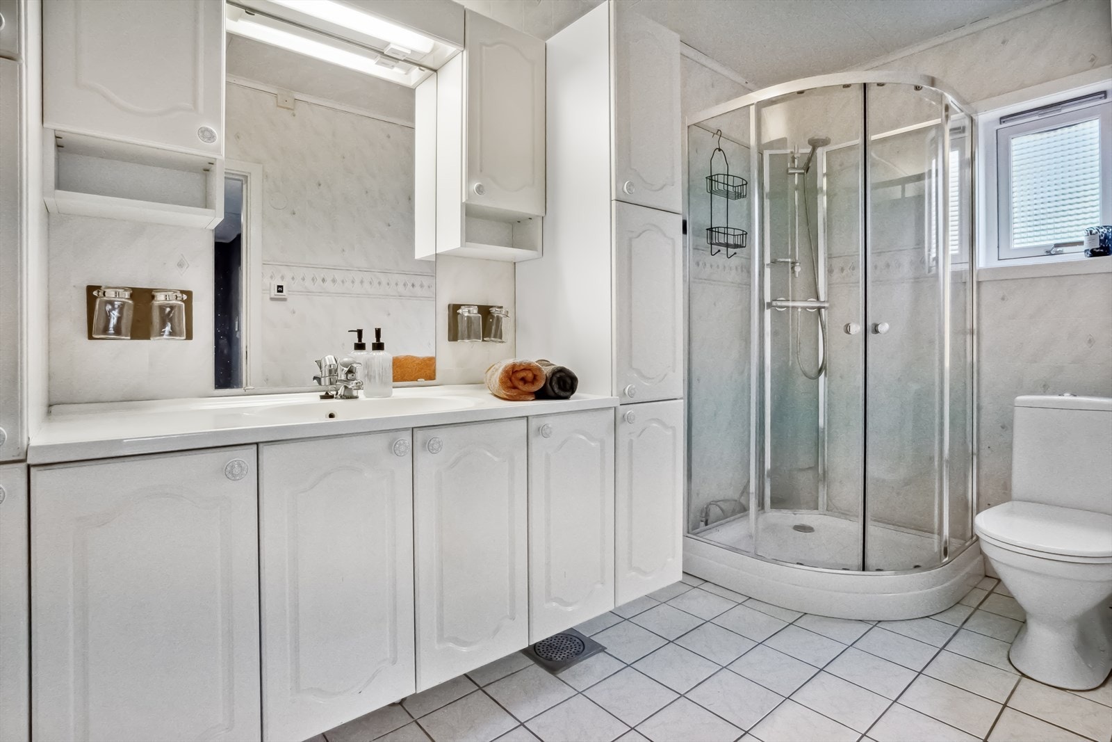 Badet er flislagt med varme i gulv. Galleribilde