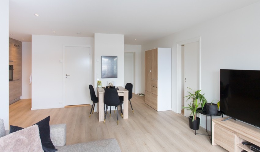 Åpen og lys leilighet. Galleribilde