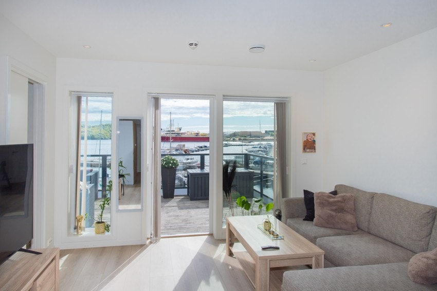 Gode vindusflater som slipper inn mye lys i stue og soverom. Galleribilde