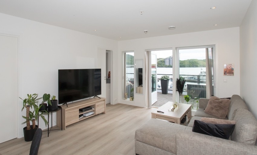Lys stue med utgang til solrik terrasse. Galleribilde