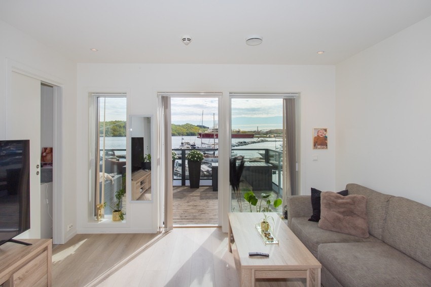 Gode vindusflater som slipper inn mye lys i stue og soverom. Galleribilde