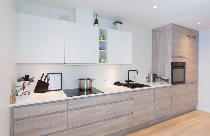 Flott Strai kjøkken med integrerte hvitevarer. Galleribilde