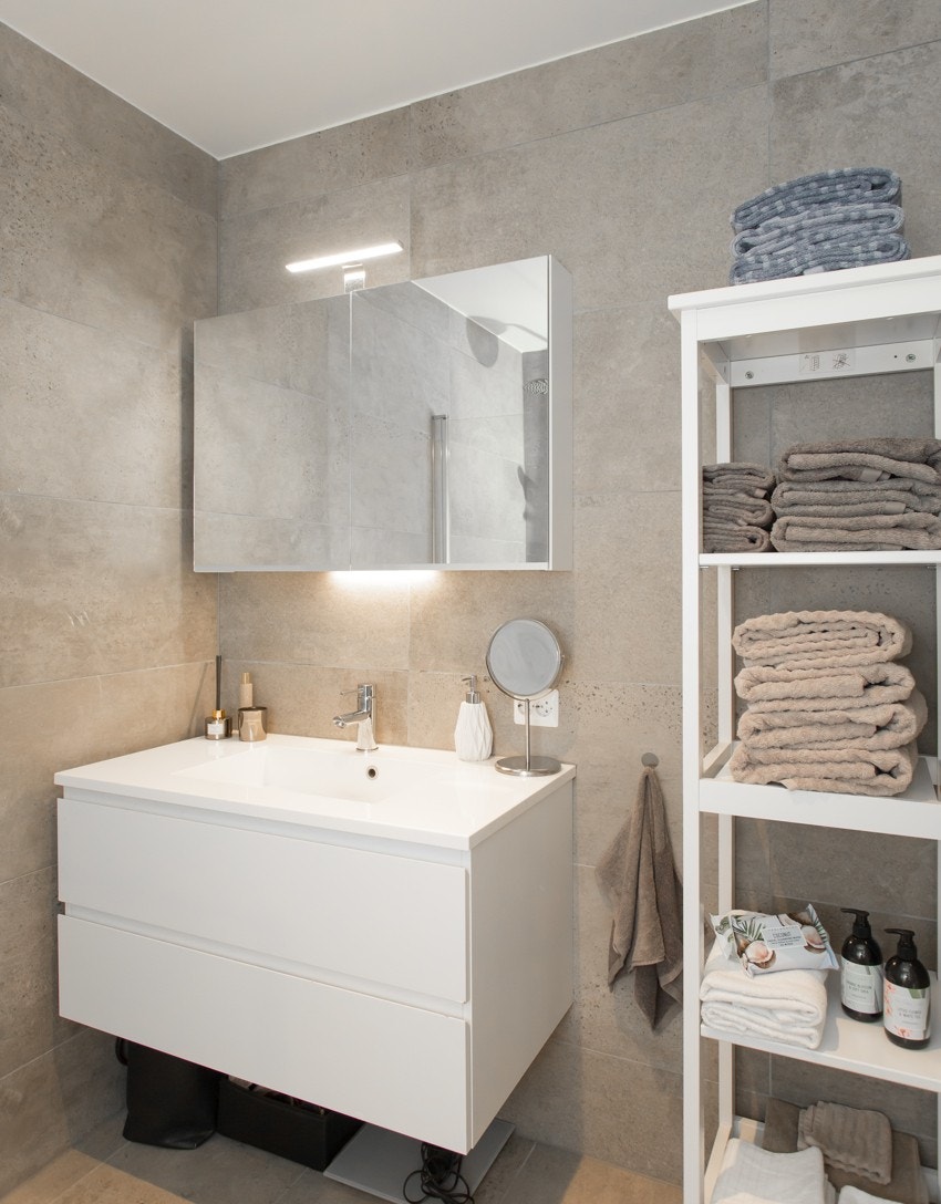 Badet er innredet med baderomsinnredning, toalett og dusjhjørne. Galleribilde