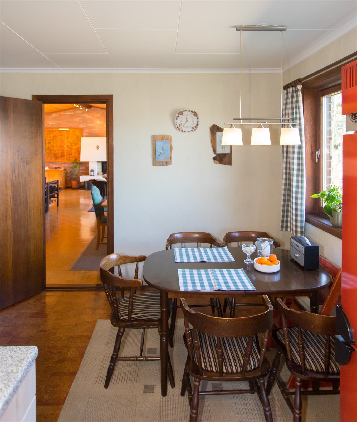 På kjøkkenet har man plass til et kjøkkenbord. Her kan man nyte utsikten mot fjorden. Galleribilde