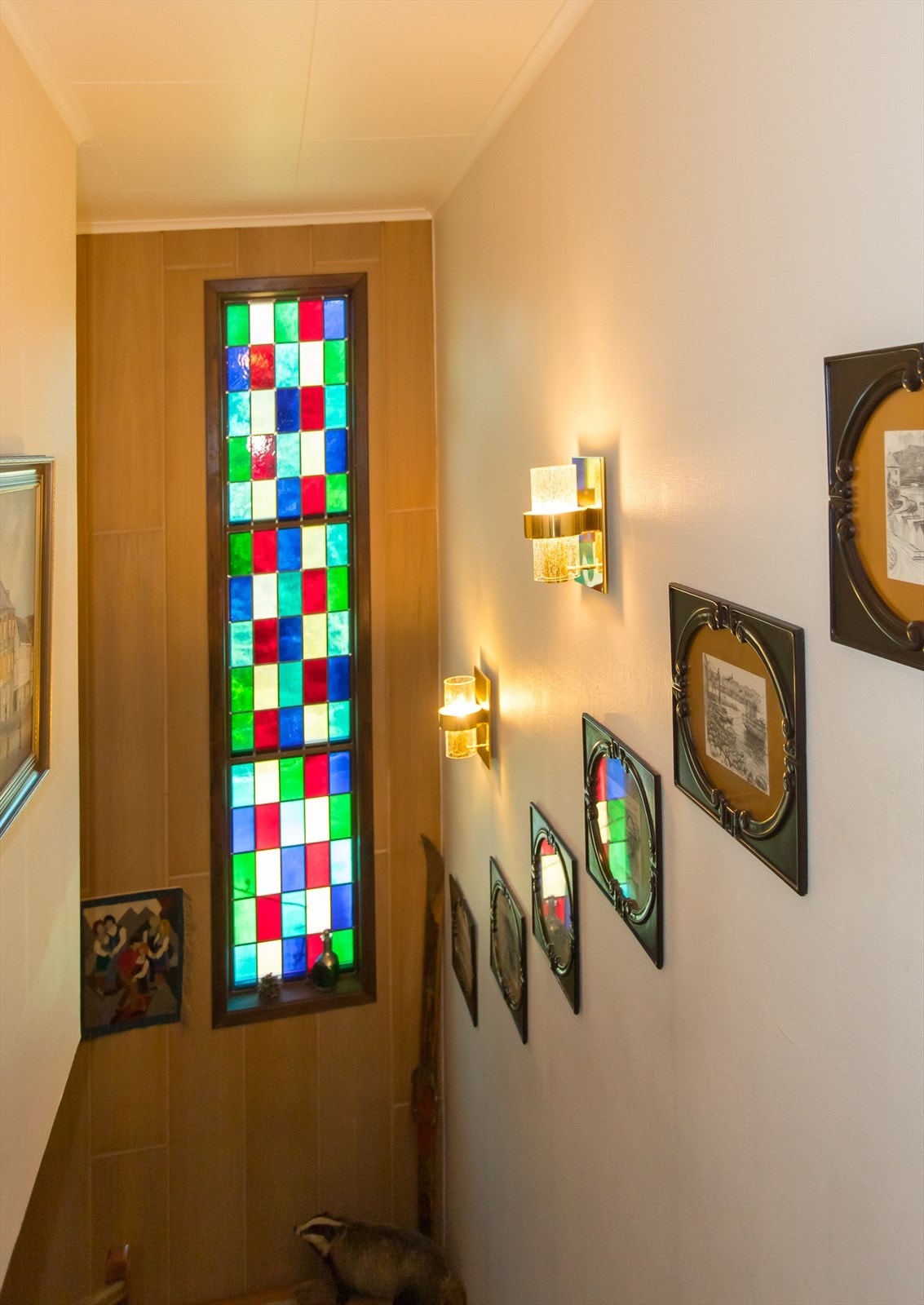 I trapperommet er det fargede blyglassvinduer. Galleribilde