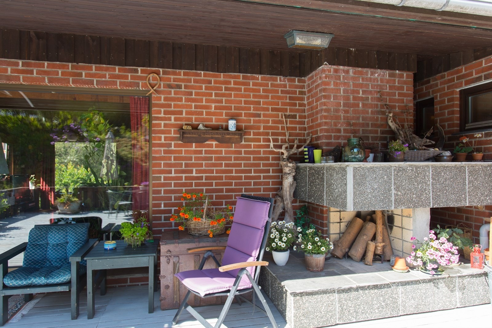 Sene sommerkvelder kan nytes på terrassen med fyr fra den åpne peisen. Deler av terrassen er overbygd. Galleribilde