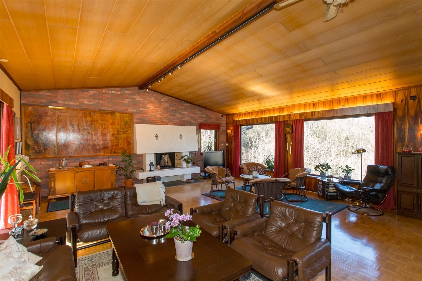 Store vindusflater med gjennomgående innslipp av dagslys.Utsikten kan nytes fra flere hold. Galleribilde