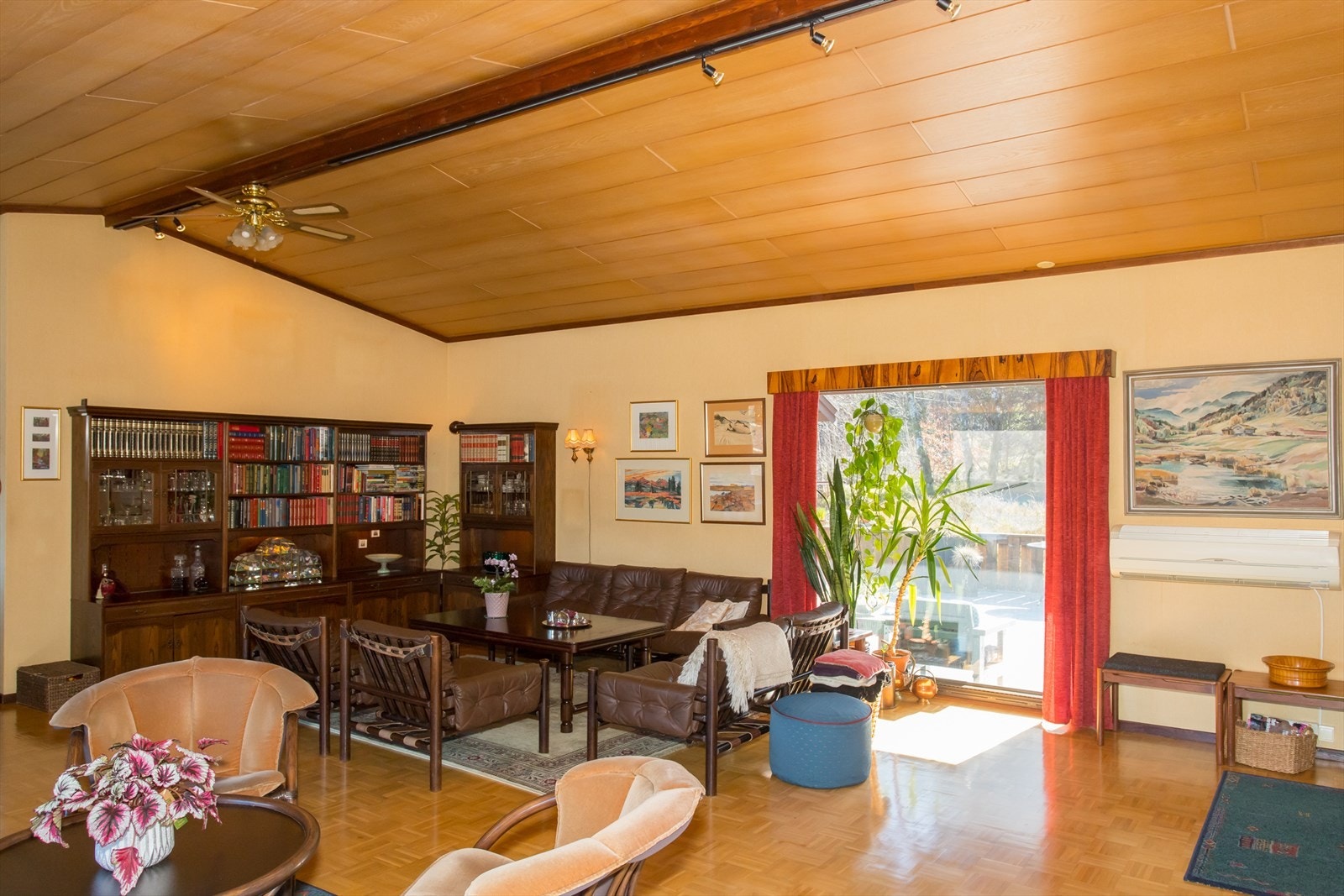 Utgang fra stuen til solrik terrasse. Terrassen ligger i le for nordvesten. Galleribilde