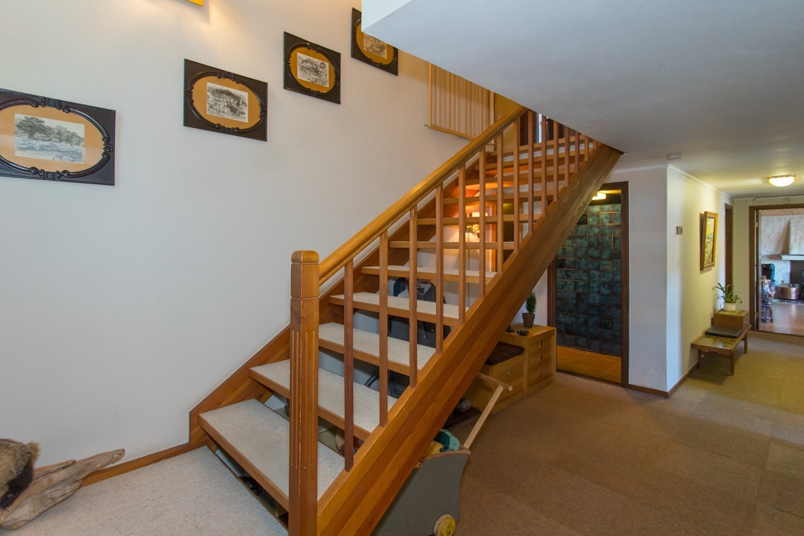 Fra gangen i underetasjen går trappen opp til 1. etasje. Galleribilde