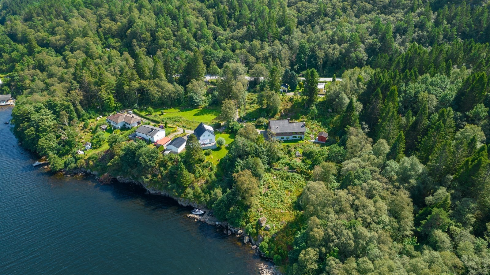Eiendommen sett fra sjøen. Galleribilde