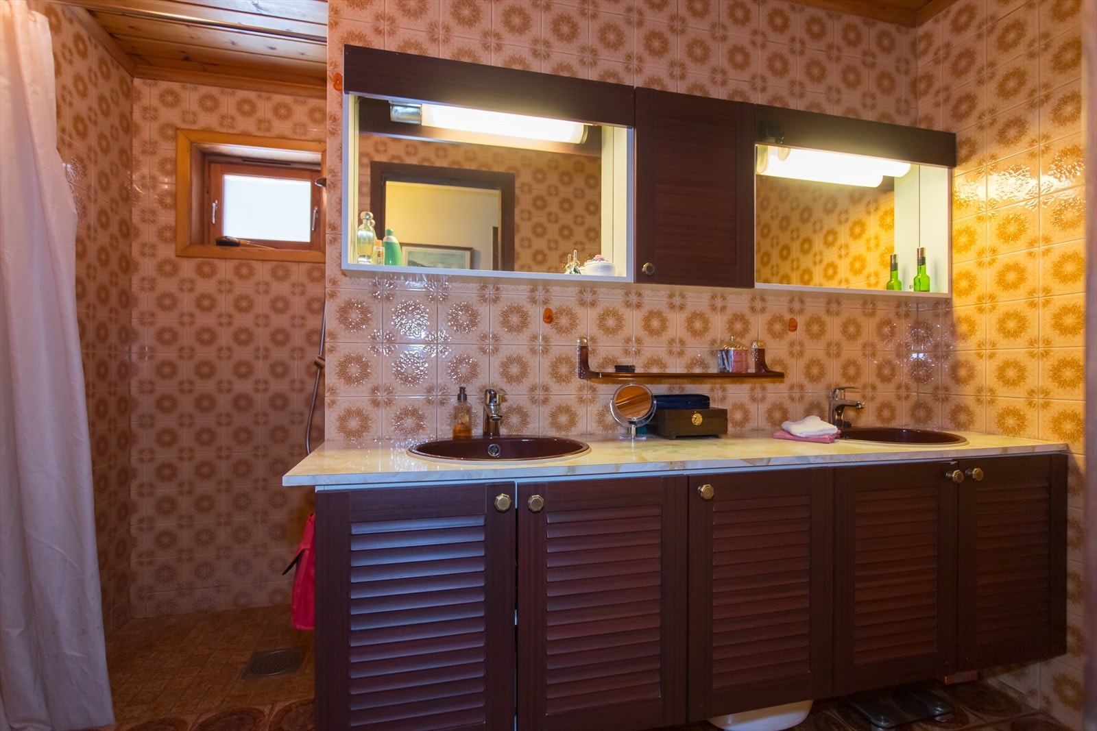 Bad i 1. etasje med baderomsinnredning med to nedfelte servanter og dusjnisje. Galleribilde