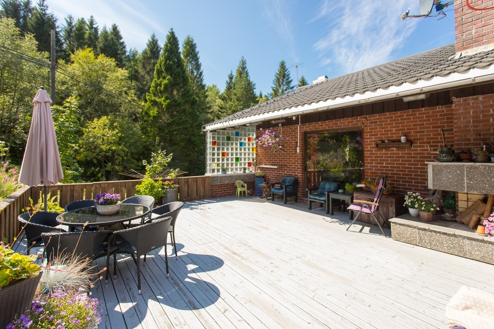 Stor terrasse mot sør med mye boltreplass. Galleribilde
