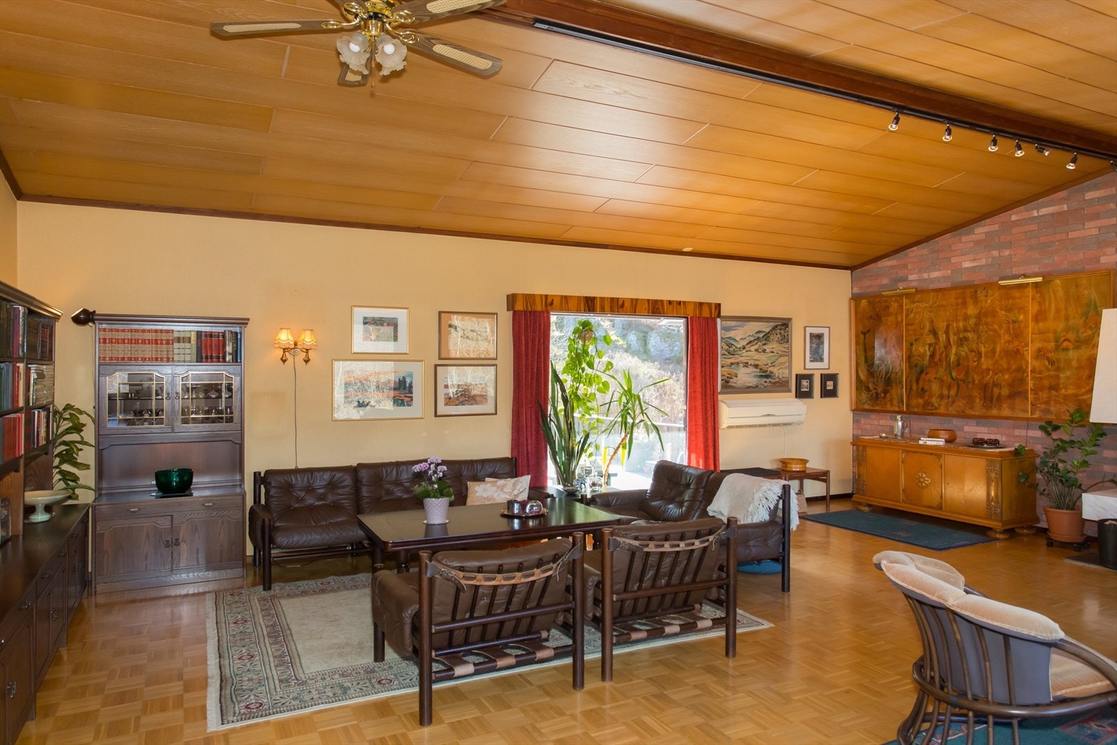 Stuens størrelse gir rom for flere møbleringsmuligheter. Galleribilde