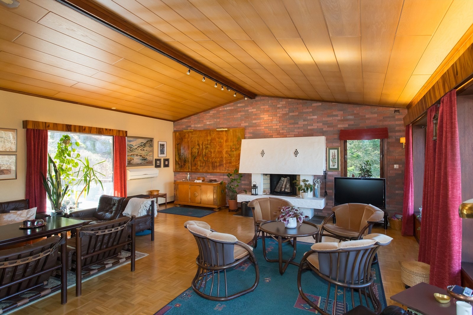 Stue med god takhøyde. Flott originalt gulv og eiketak. Galleribilde