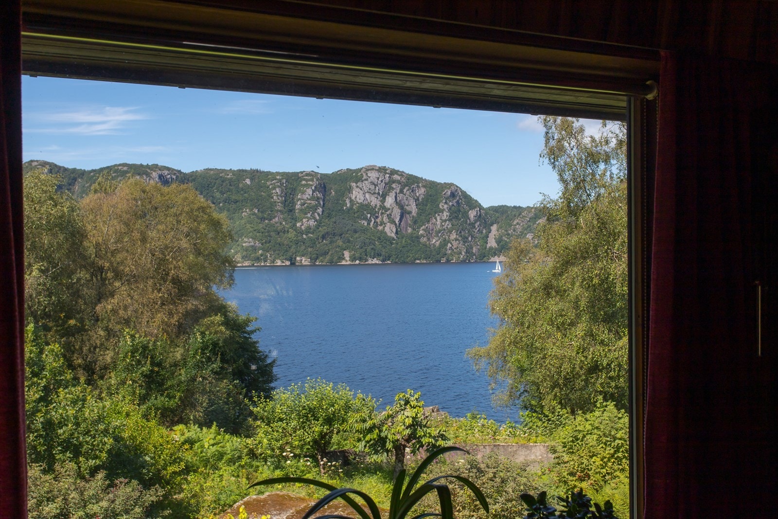 Utsikt til Lyngdalsfjorden fra stuen. Galleribilde