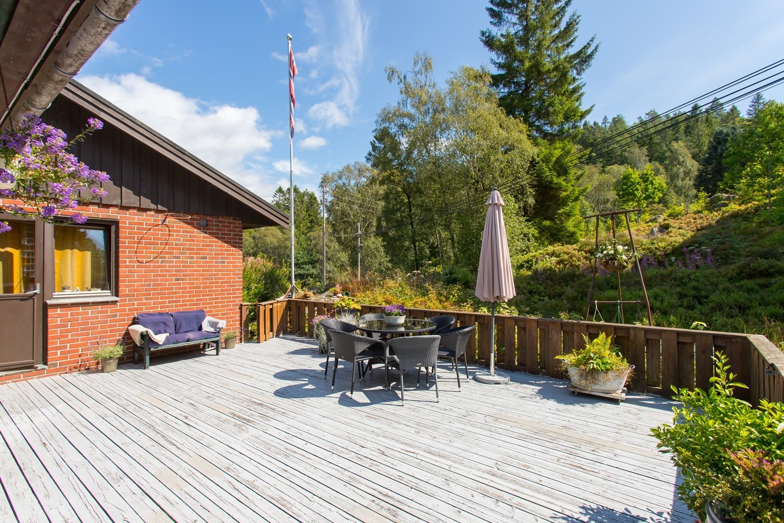 Usjenert og solrik terrasse hvor man kan nyte sommerkveldene. Galleribilde