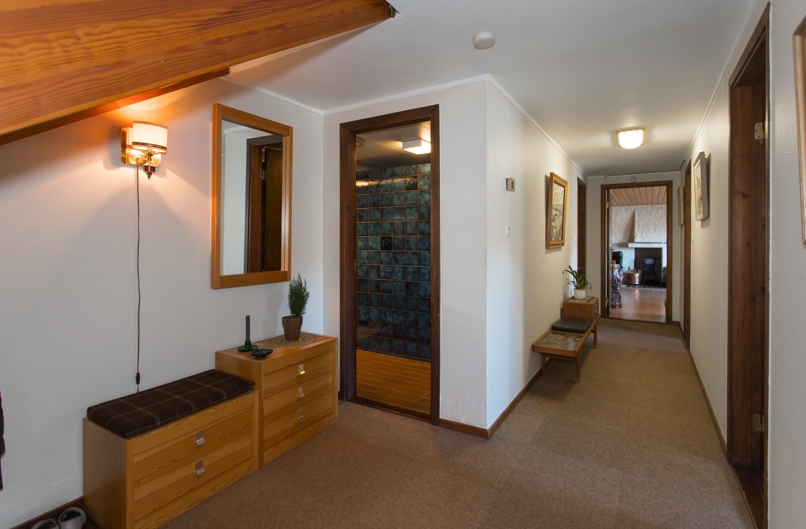 Gang i underetasjen. Badet er til venstre og kjellerstuen rett frem. Galleribilde