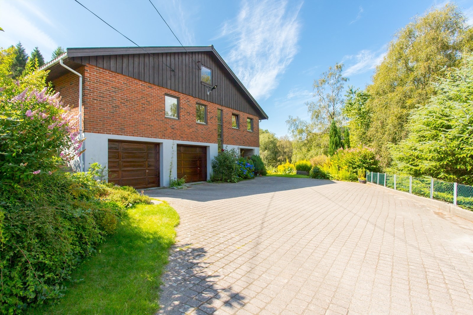 Steinlagt område i front av boligen. Galleribilde