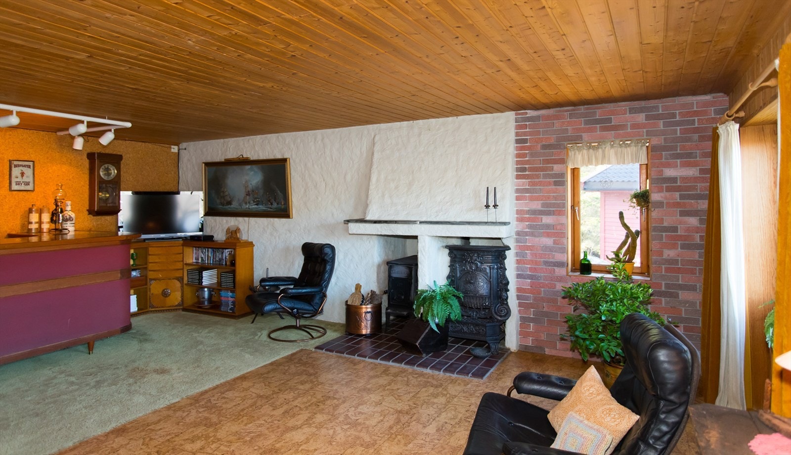 I kjellestuen er det bygds opp en bar som medfølger handelen. Galleribilde