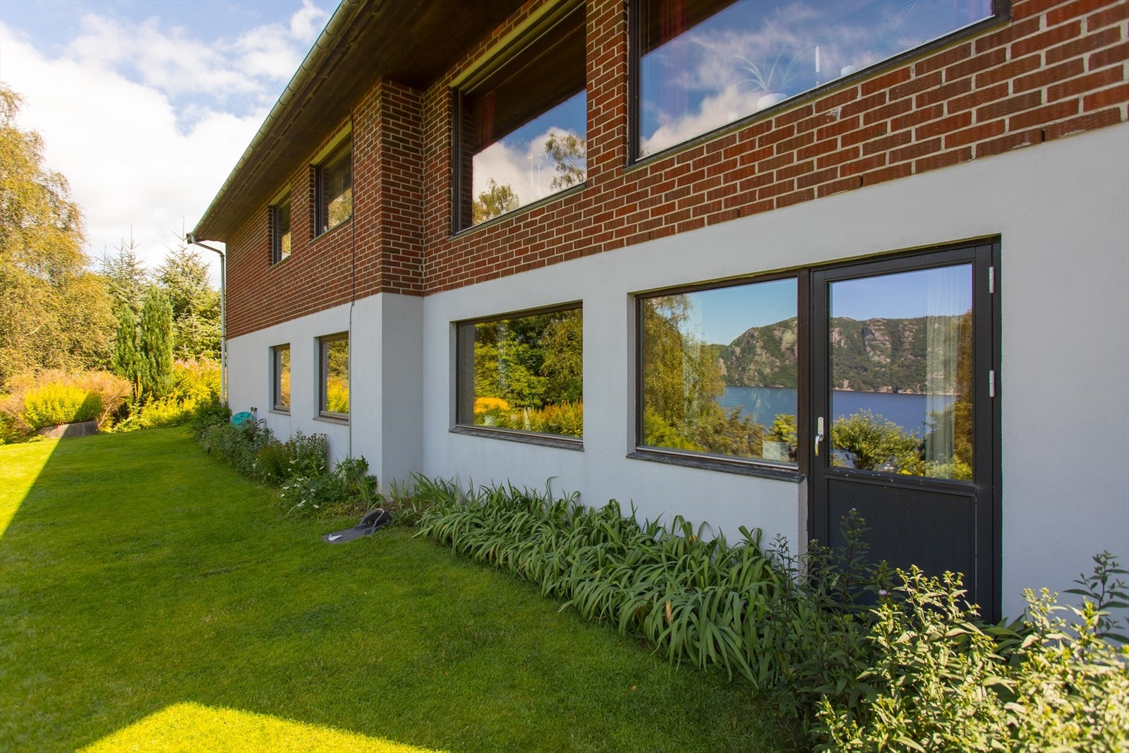 Plenlagt område i front. Her er det montert robotgrssklipper som medfølger. Galleribilde