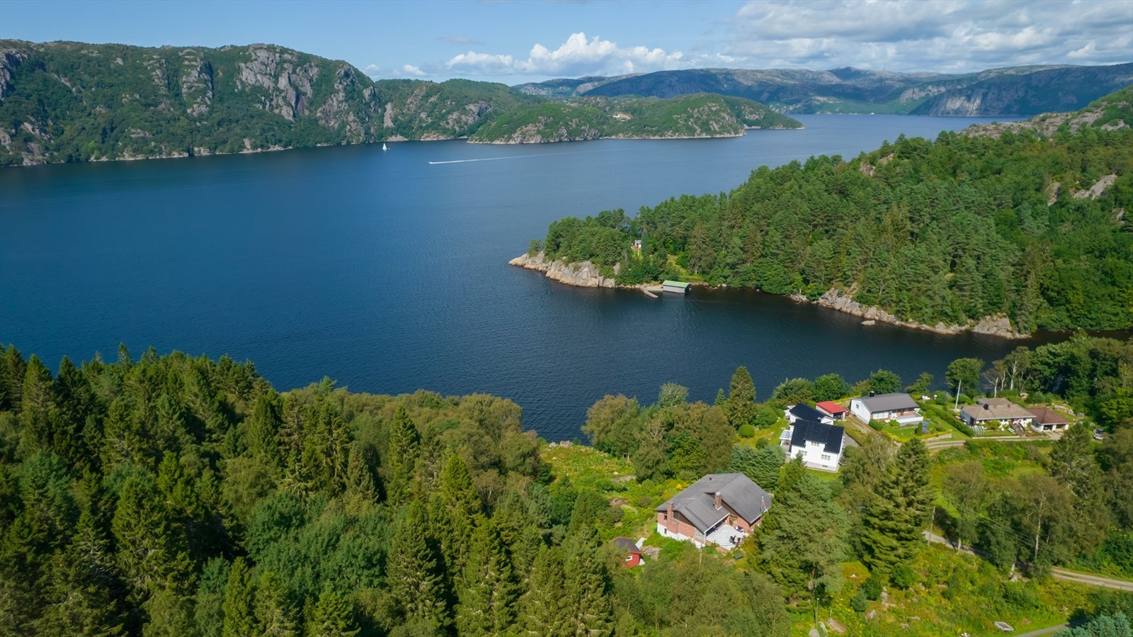 Lyngdalsfjorden går forbi eiendommen. Galleribilde