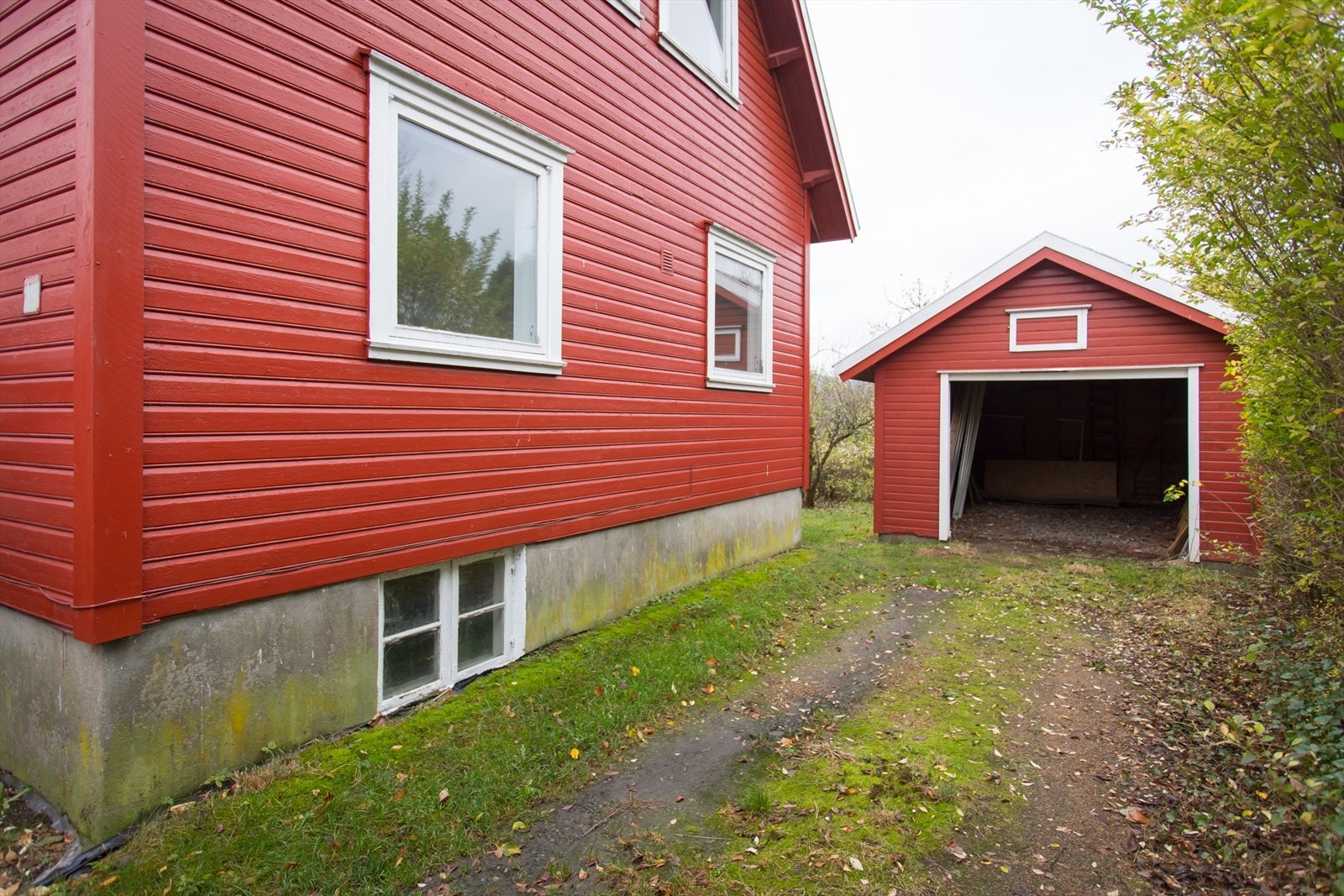 Innkjøring til garasje på siden av huset. Galleribilde
