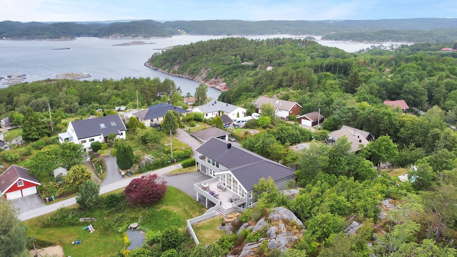 Kort vei til sjøen med mange fine badeplasser Galleribilde