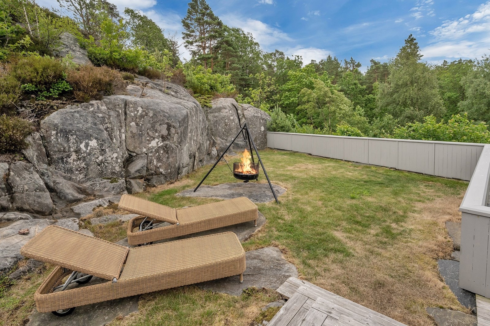Hage med mange usjenerte sitteplasser Galleribilde