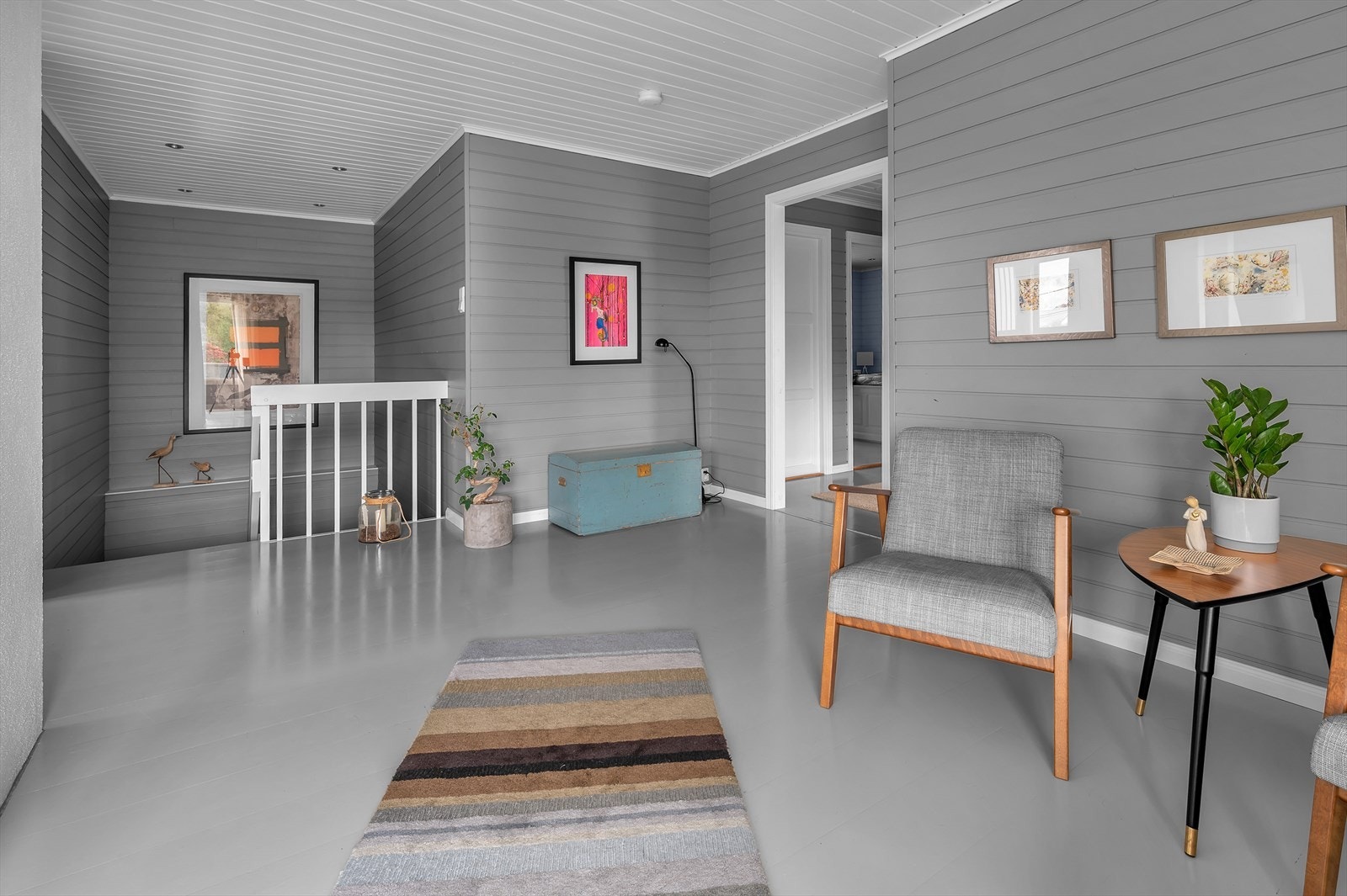 Trapp opp til 2.etasje og stue Galleribilde