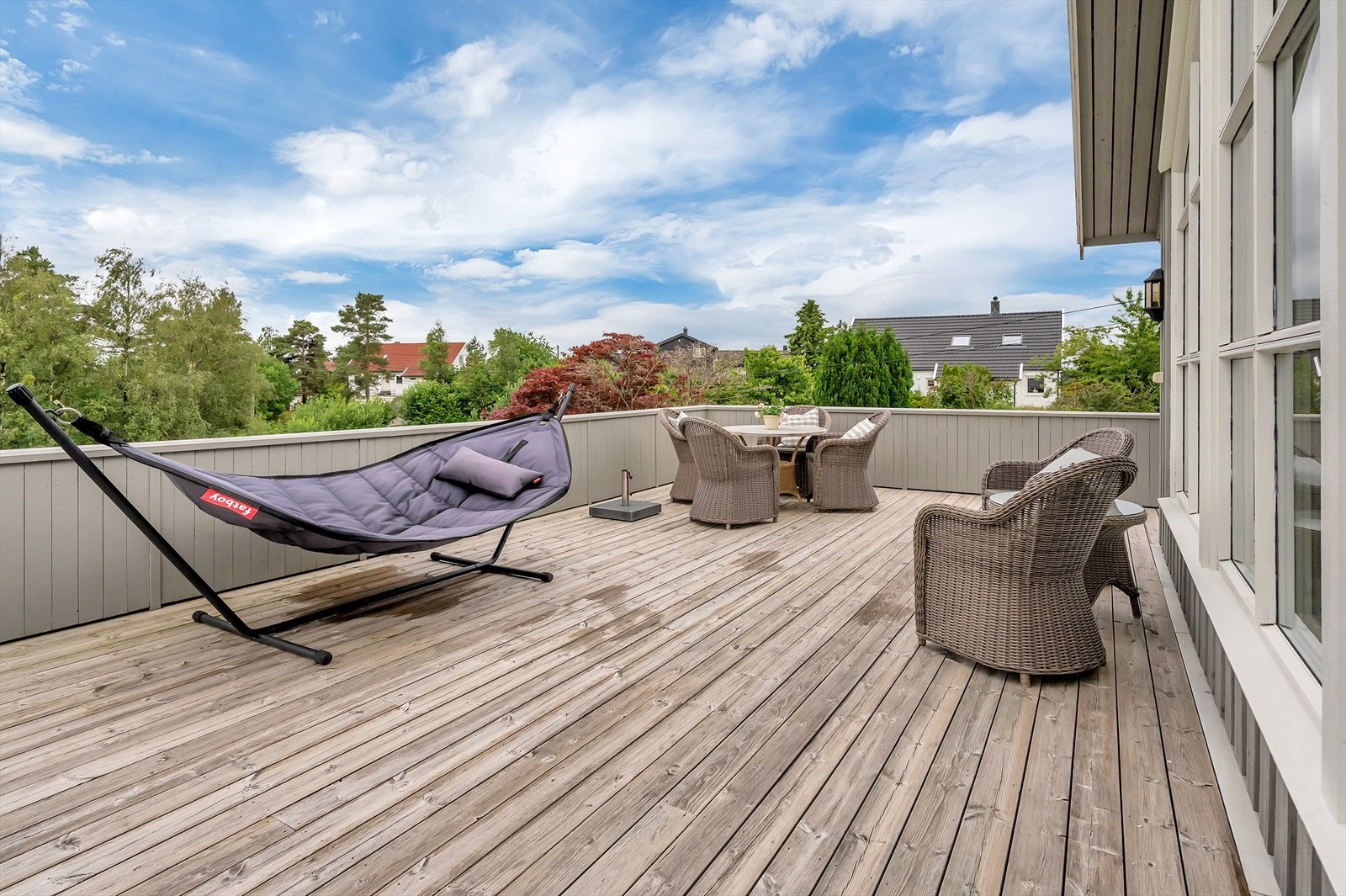 Stor solrik terrasse med utgang fra allrom Galleribilde