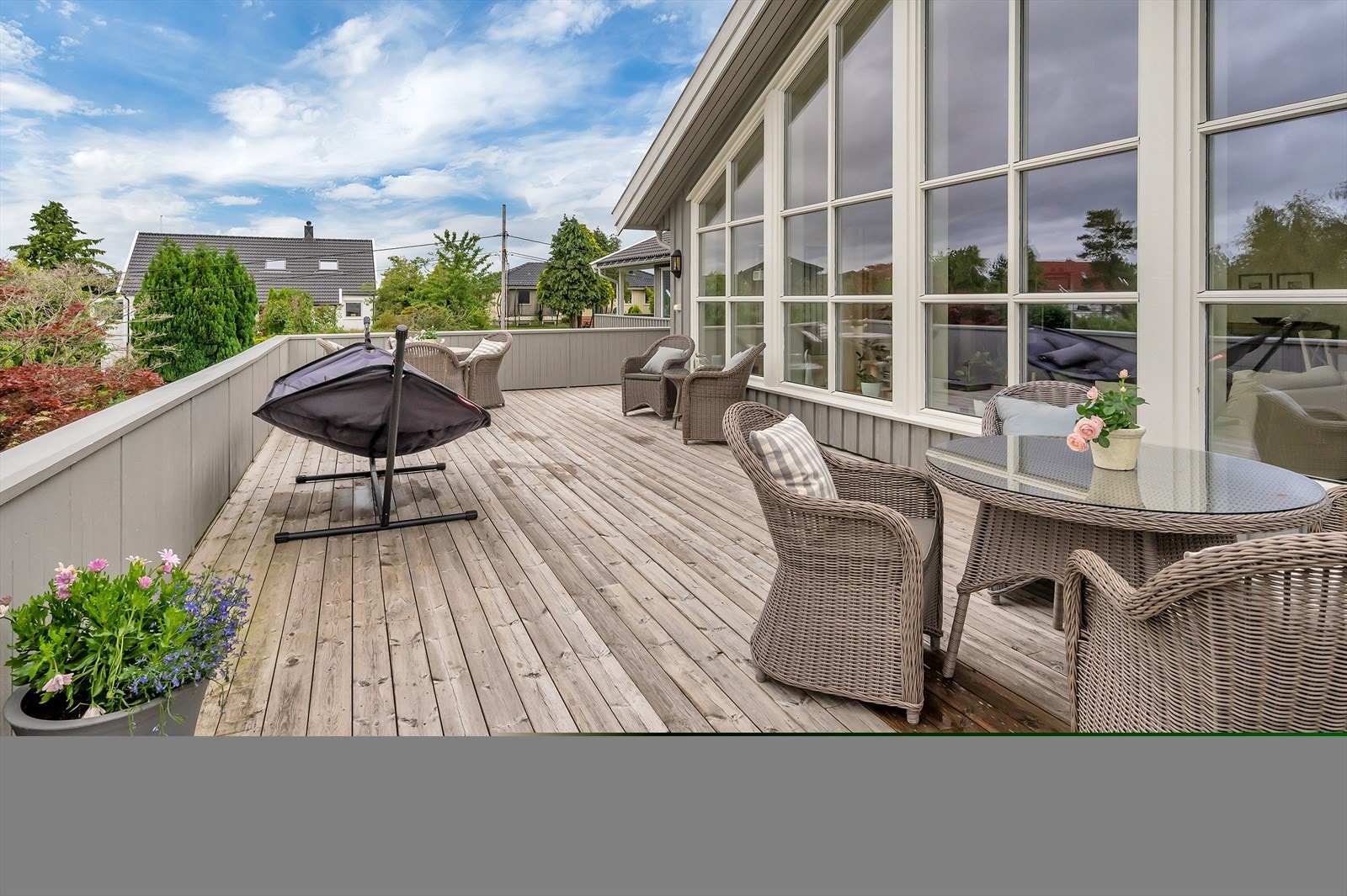 Stor solrik terrasse med utgang fra allrom Galleribilde