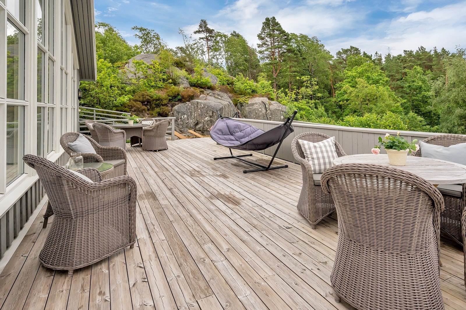 Stor solrik terrasse med utgang fra allrom Galleribilde