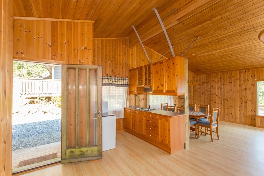 Inngang og kjøkken med innredning. Gass kjøleskap og kokeapparat. Galleribilde