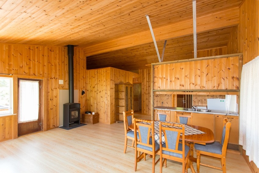 Stue/kjøkken. God peisovn installert for oppvarming. Galleribilde