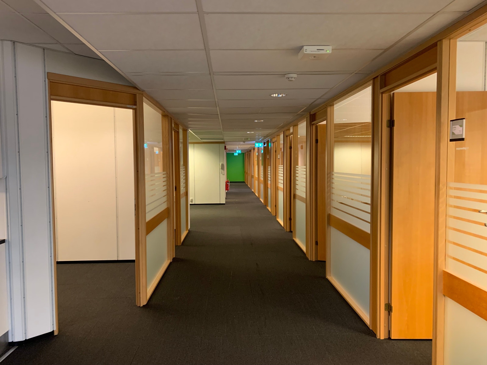 Lokalet slik det fremstår i dag med 18 stk.cellekontorer. Lokalene har moderniseringsbehov Galleribilde