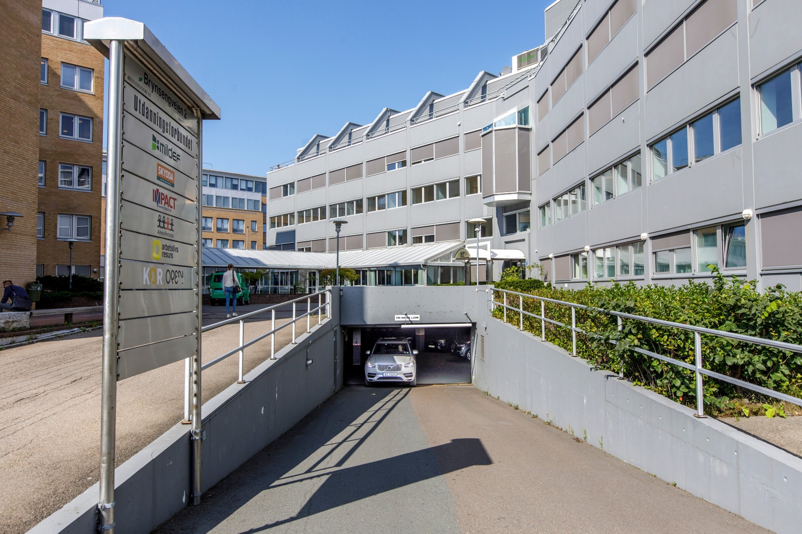 Hyggelig uteområde på baksiden av bygget samt garasjeanlegg Galleribilde