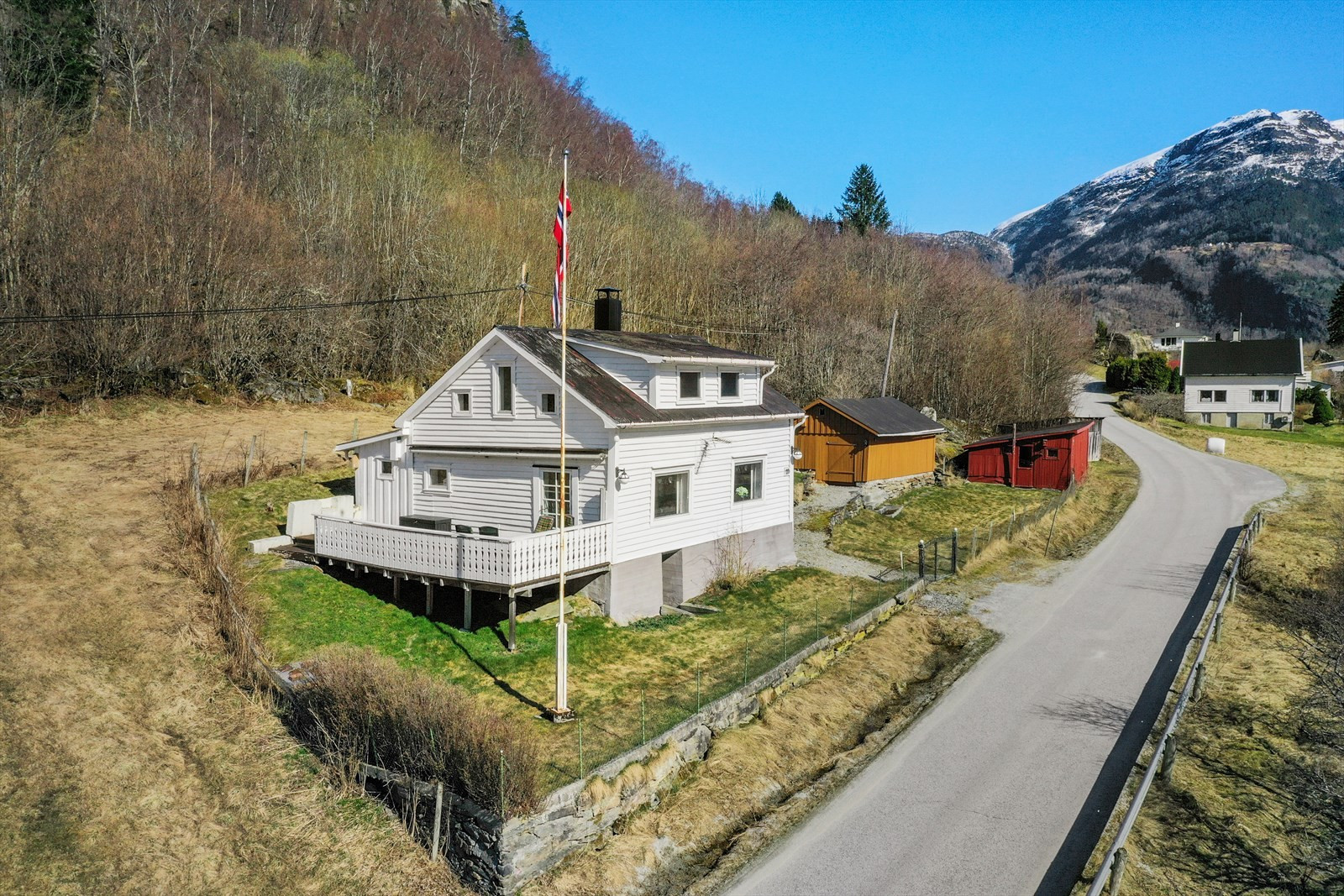 Bustad/fritidsbustad ved Lustrafjorden. Solrik eigedom med flott utsikt til fjord og fjell